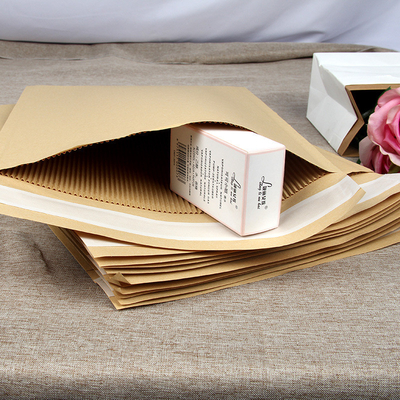 Enveloppes rembourrées FCS 10x13 avec bande adhésive autocollante